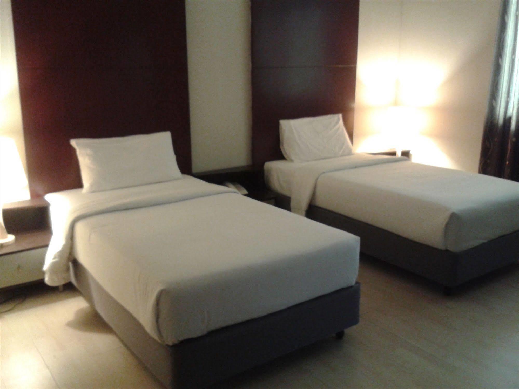 Ginasuite Kompleks27 Hotel Бандар-Сери-Бегаван Экстерьер фото